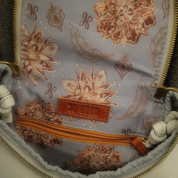 Cream Textured Crossbody Bag with Zipper - Picture 5 of 6